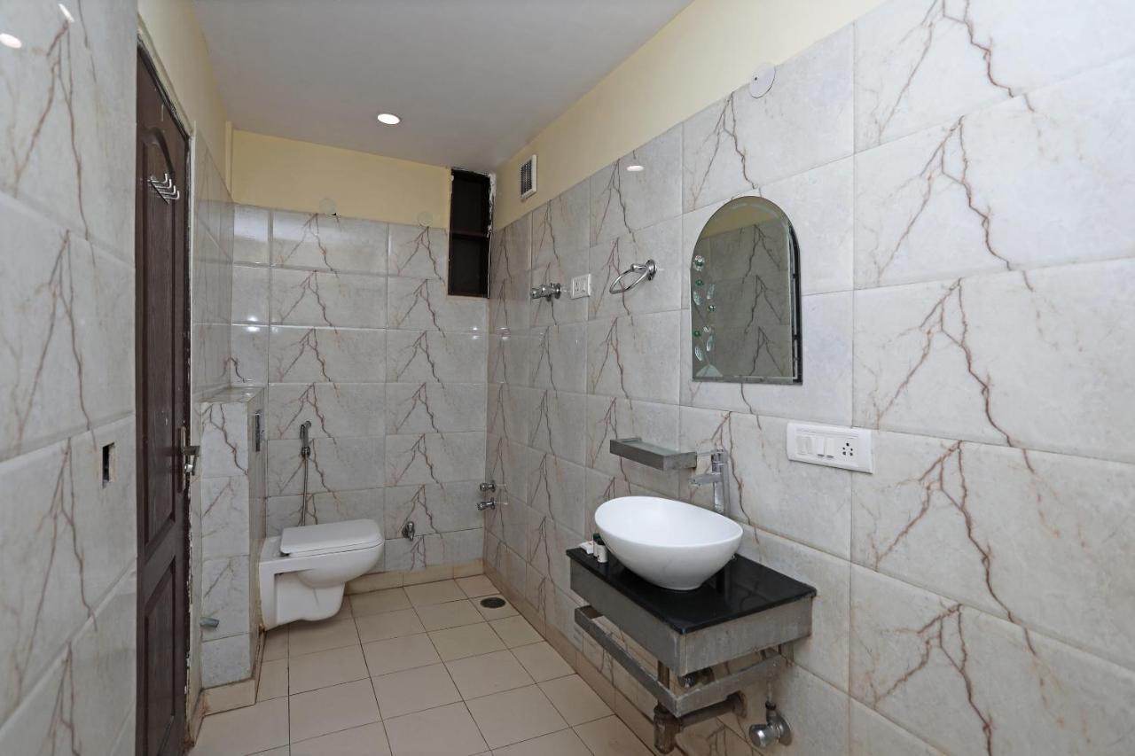 Oyo 5696 R Continental Hotel New Delhi