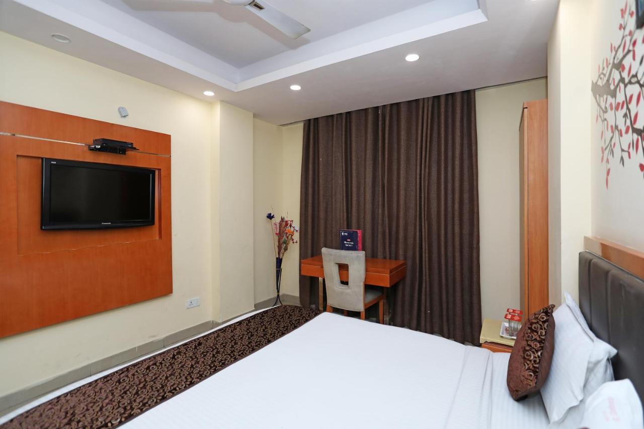 Oyo 5696 R Continental Hotel 3*