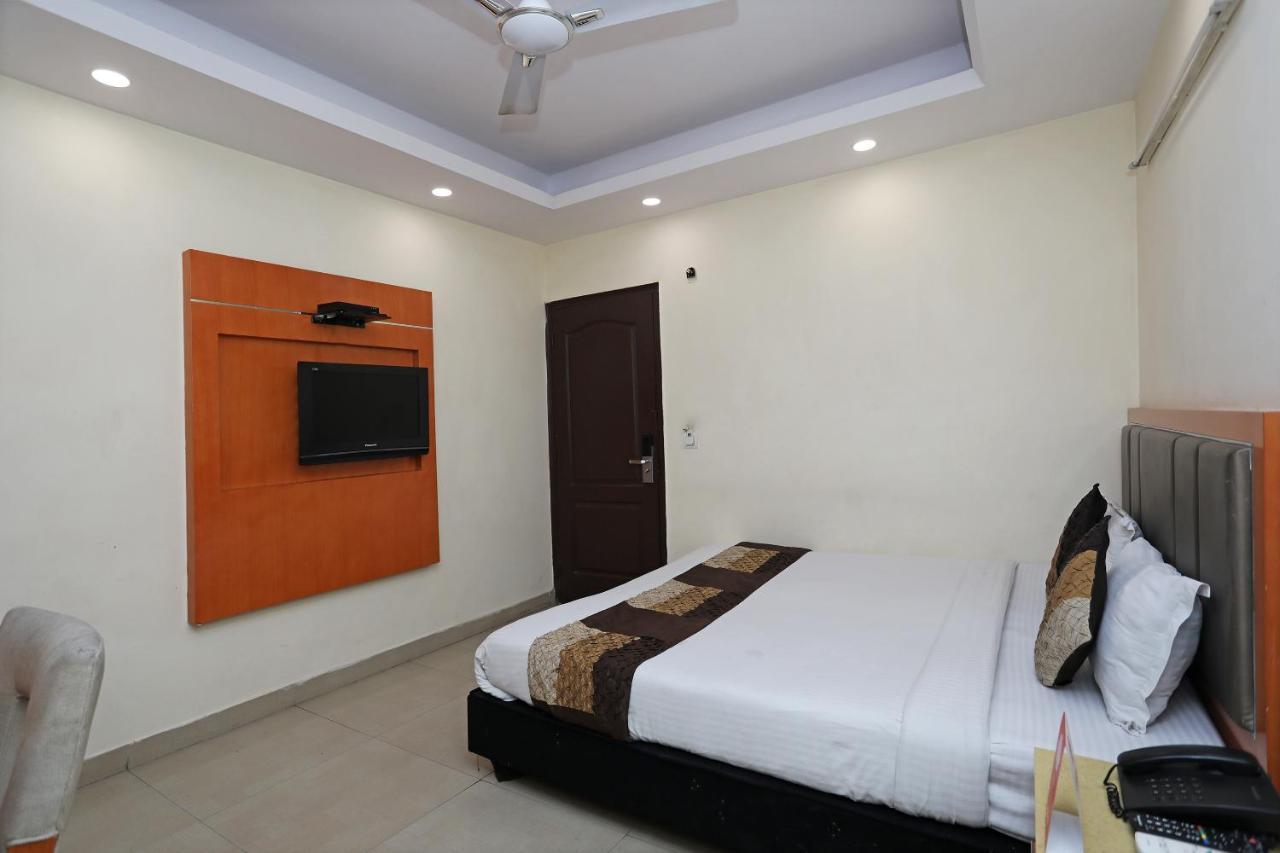 Oyo 5696 R Continental Hotel 3*